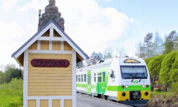 Juna pysähtyy Juupajoen juna-asemalla.