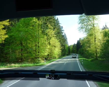 näkymä bussin ikkunasta tyhjälle tielle