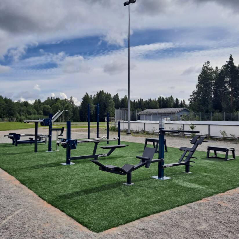 Kuvassa kuntosalilaitteita.